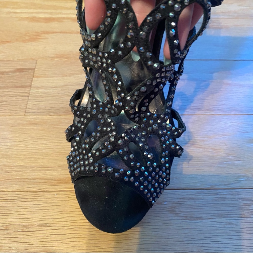 Black heels with embellishments - Picture 6 of 8